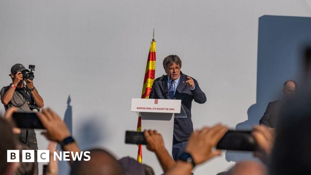 Carles Puigdemont ‘eludes police manhunt and flees Spain’