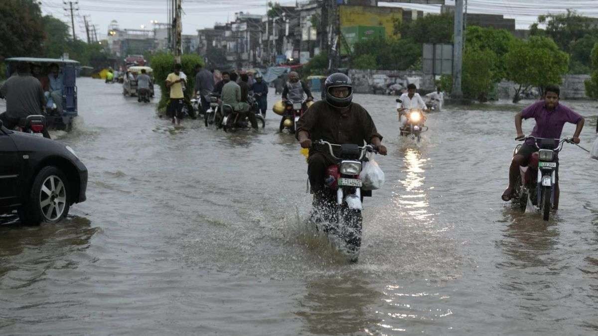 heavy rain thunderstorms expected in karachi from 17 to 19 august