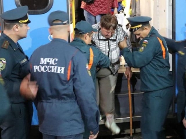 employees of the russian emercom help the people who are forced to leave the border settlements as they have arrived from the kursk region at a railway station in oryol russia on august 9 2024 photo anadolu agency