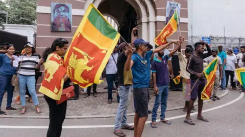 Getty Images Protesters and ordinary people outside the Presidential Palace in Colombo, Sri Lanka, on Sunday, July 10, 2022. 