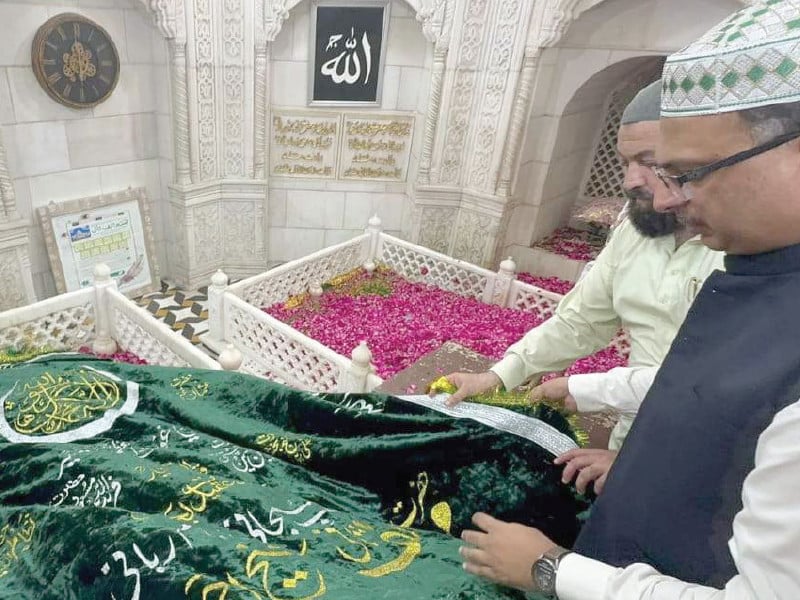 charge d affaires saad ahmad warraich lays a traditional chador at the shrine of hazrat mujadid alf sani ra at sirhind sharif photo express