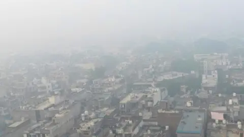 Getty Images An aerial view of Delhi's built-up houses barely visible as they are engulfed in smog on 14 November, 2024.