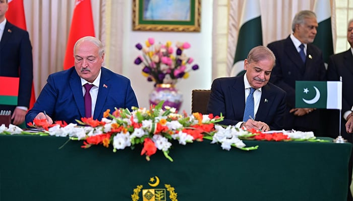 PM Shehbaz Sharif (right) and Belarus President Aleksandr Lukashenko signing a joint communique in Islamabad on November 26, 2024. — PID