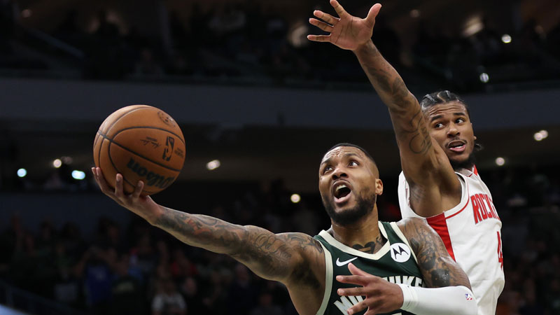 Lillard's late show helps Bucks beat Rockets