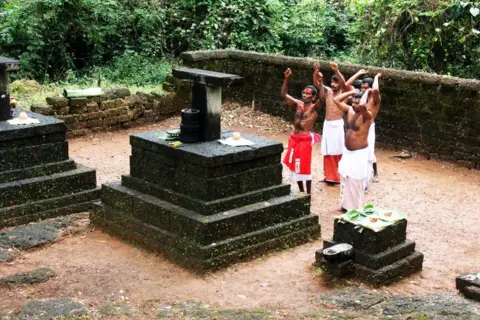 KK Gopalakrishnan Rituals at the Kamballoore Kottayil Ākko kāv