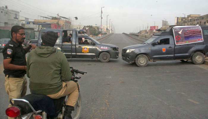 Police personals blocked Shahrae Pakistan with police vans due to MWM sit-in protest in Karachi. — Online ONLINE PHOTO by Syed Asif Ali