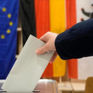 Germans start voting, polls suggest shift to right - Daily Times