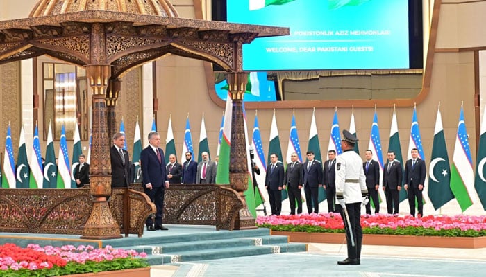 PM Shehbaz Sharif pictured alongside Uzbek President Shavkat Mirziyoyev Tashkent Congress Centre during guard of honour ceremony on February 26, 2025. — APP