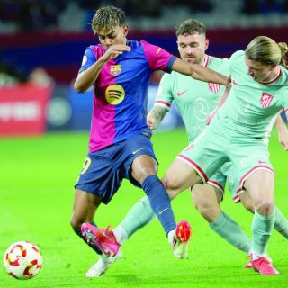 barcelona s spanish forward lamine yamal l vies for the ball with atletico madrid s english midfielder conor gallagher during the spanish copa del rey king s cup semi final first leg photo afp