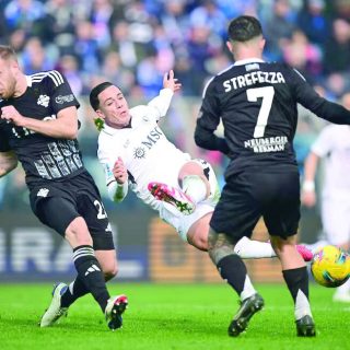 napoli s giacomo raspadori in action with como s ivan smolcic and gabriel strefezza during their serie a match at stadio giuseppe sinigaglia como on february 23 photo reuters