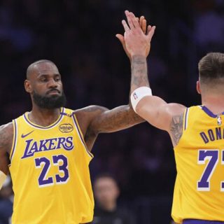 LeBron James powers the Lakers to 4th straight victory