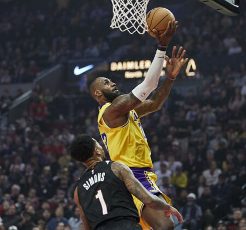 LeBron James scores 40 points to lead Lakers past Trail Blazers