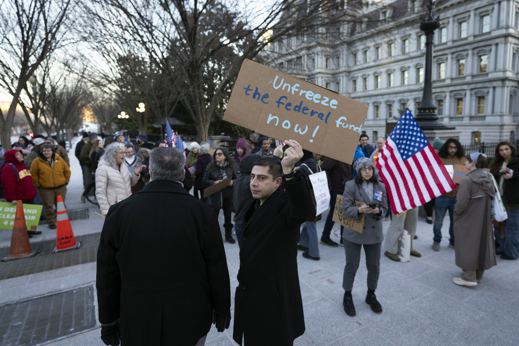 Trump Admin Ends Its Pause on Federal Grants, but Federal Worker Buyout Offer Remains