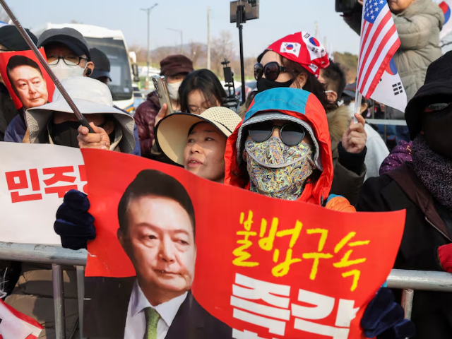 Pgoto: Supporters of South Korean impeached President Yoon Suk Yeol gather after the court cancelled his arrest warrant/Reuters