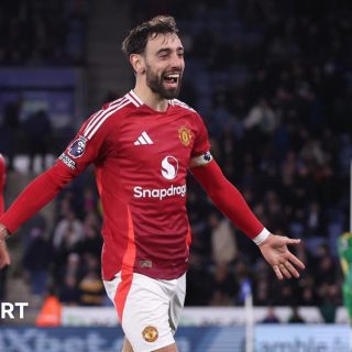 Bruno Fernandes celebrates his goal at Leicester