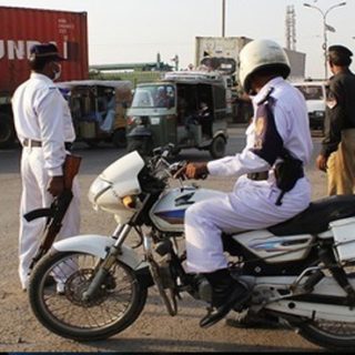 Karachi traffic police launches crackdown on violators