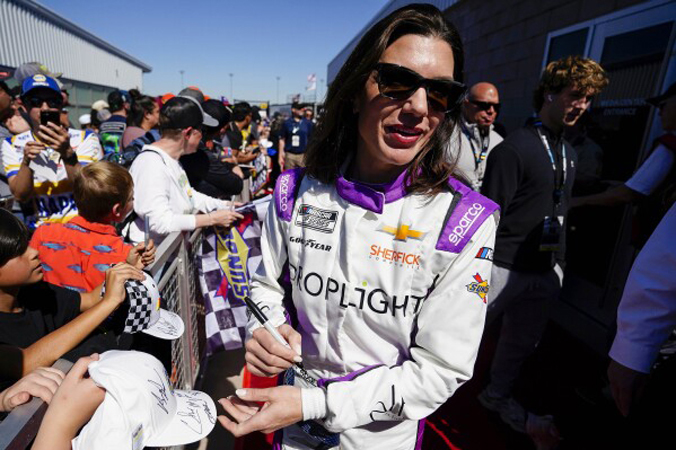 Katherine Legge spins out twice in first NASCAR Cup Series race in Phoenix