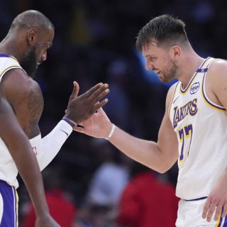 Lakers hold off late Clippers rally to notch 6th straight win