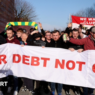 Manchester United fans protest over ticket prices