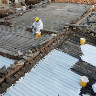 Slums in India get 'cool roofs' to combat extreme heat